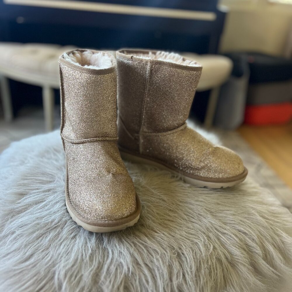 Ugg’s LIKE NEW women sparkle short boots‎ gold/tan size 7
